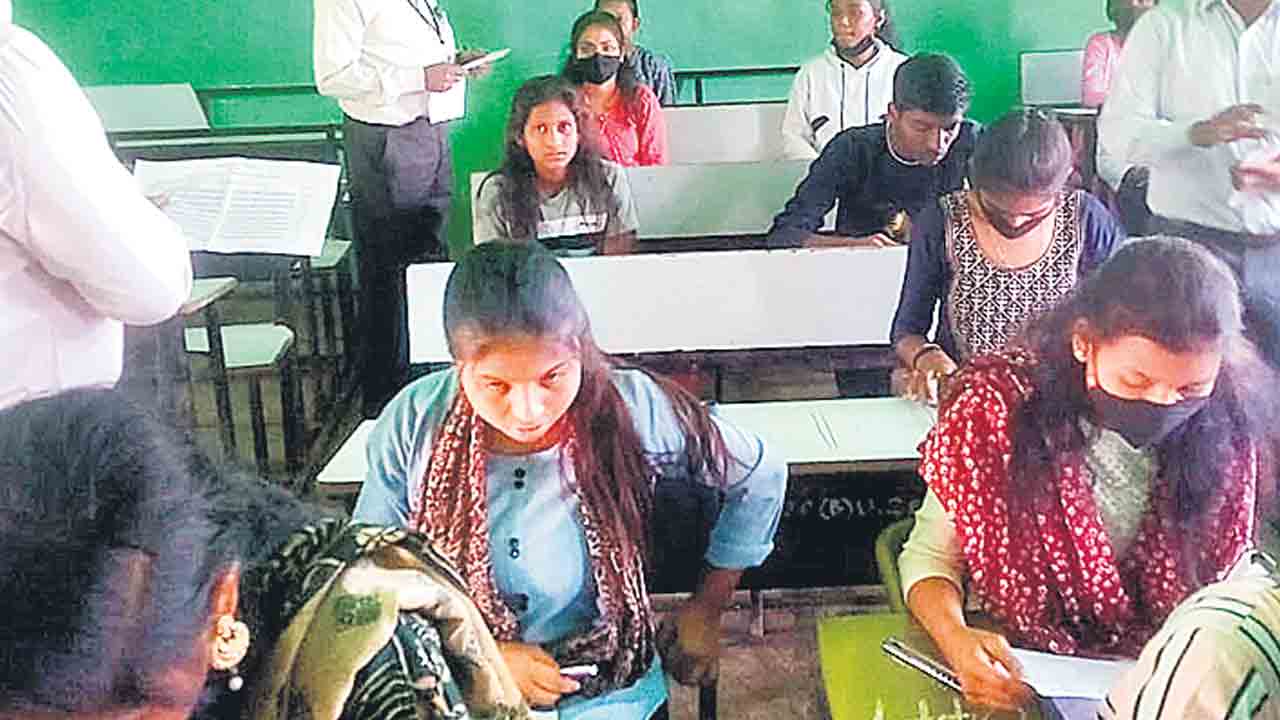 ప్రశాంతంగా సీవోఈ ప్రవేశ పరీక్ష