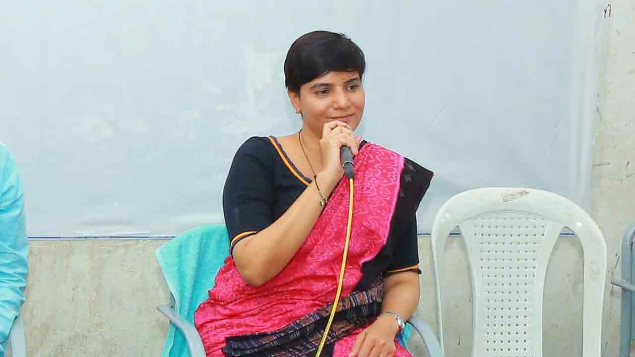 లక్ష్య సాధనకు అంకితభావంతో పని చేయాలి