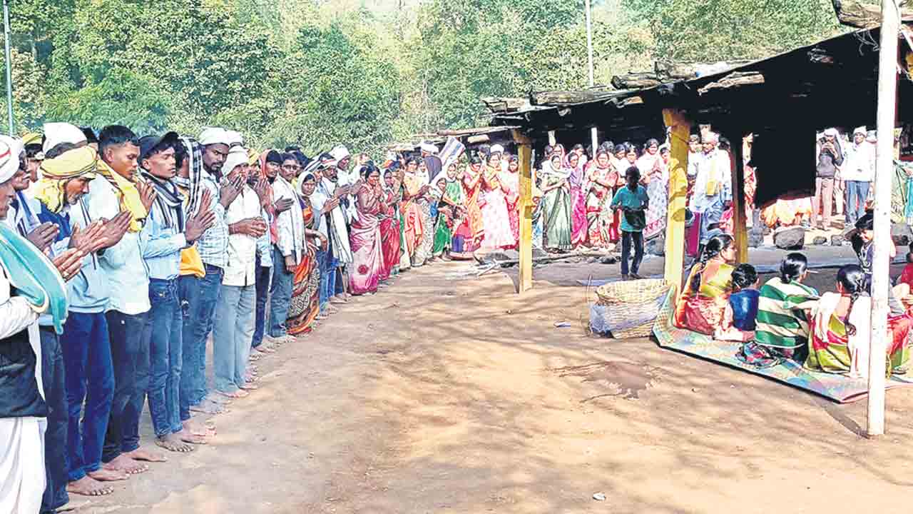 అమ్మవారి సన్నిధిలో పూజలు
