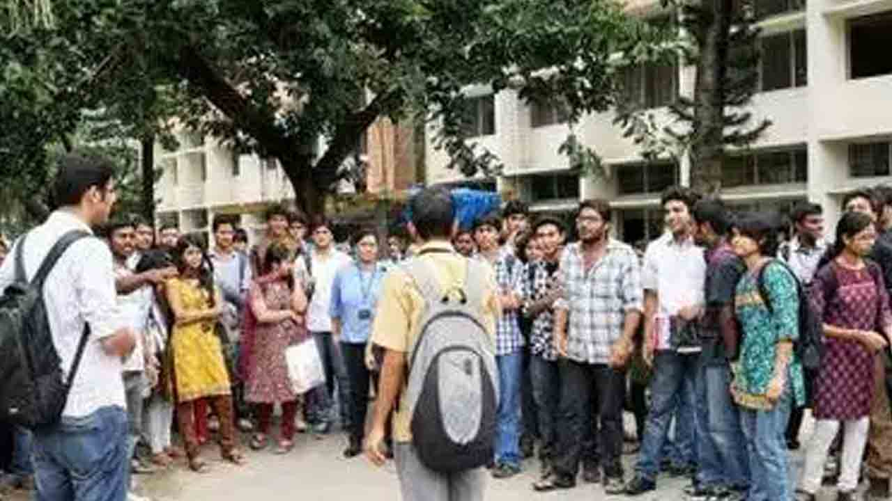 టెన్త్‌ విద్యార్థినుల సూసైడ్‌పై అట్టుడికిన భువనగిరి