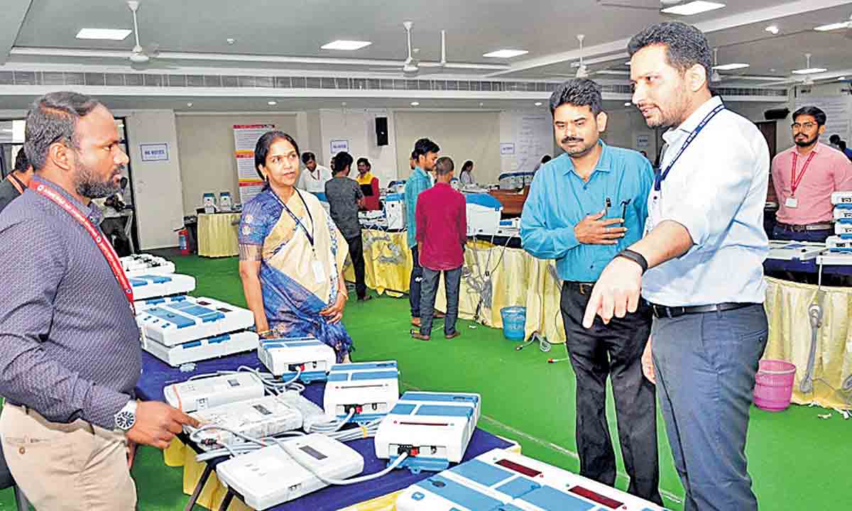 ఈవీఎం, వీవీ ప్యాట్ల పరిశీలన