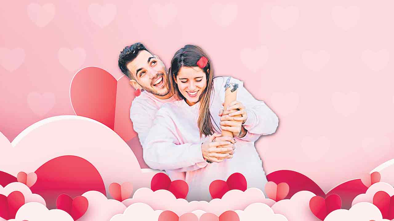 Valentine’s Day | కారులో షికారు వెళ్లడమే కాదు.. అందులోనే ప్రేమికుల రోజునూ జరుపుకొంటున్న కుర్రకారు