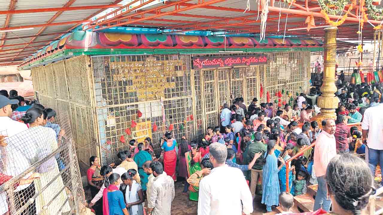 ఏడుపాయల్లో భక్తుల సందడి