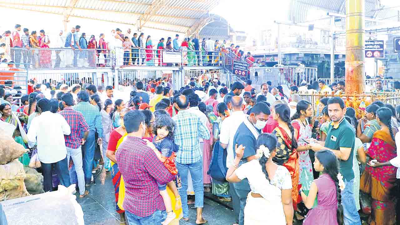 పోటెత్తిన భక్తజనం