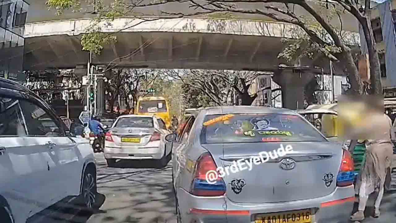 Watch: రద్దీ రోడ్డులో అకస్మాత్తుగా క్యాబ్‌ డోర్‌ తెరిచిన మహిళ.. తర్వాత ఏం జరిగిందంటే?