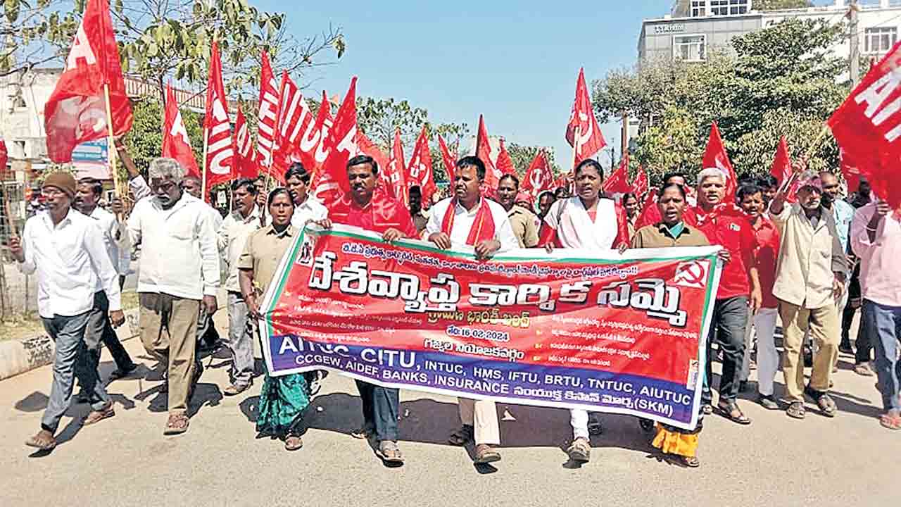 హక్కుల సాధనకు రోడ్డెక్కిన కార్మికులు