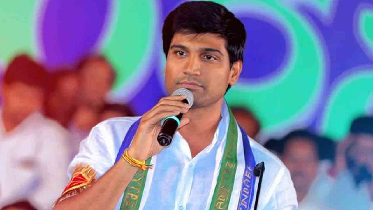 MP Krishna Devarayalu | మంచిరోజు చూసుకుని ఏ పార్టీలో చేరేది చెప్తా : వైసీపీ ఎంపీ కృష్ణ దేవరాయలు