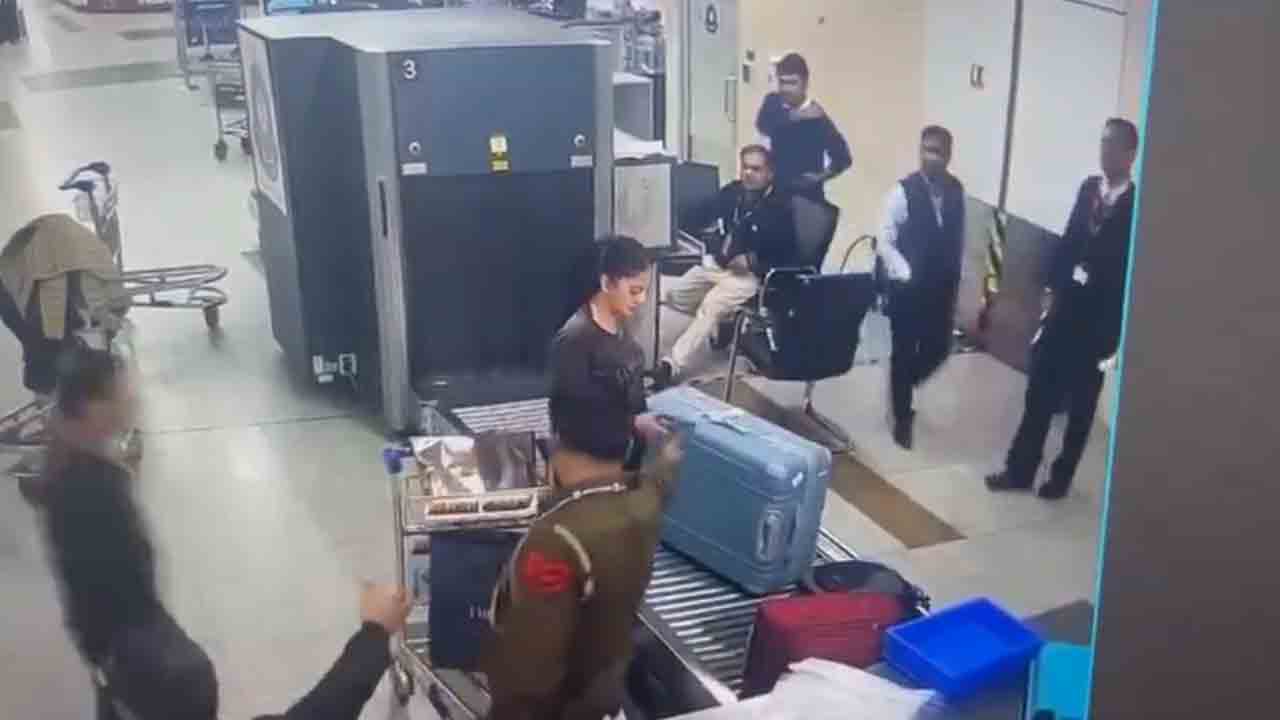 Yana Mir | నన్ను అవమానించారన్న మహిళా జర్నలిస్ట్‌.. చట్టానికి ఎవరూ అతీతులుకారన్న కస్టమ్స్‌ ఆఫీసర్స్‌.. Videos