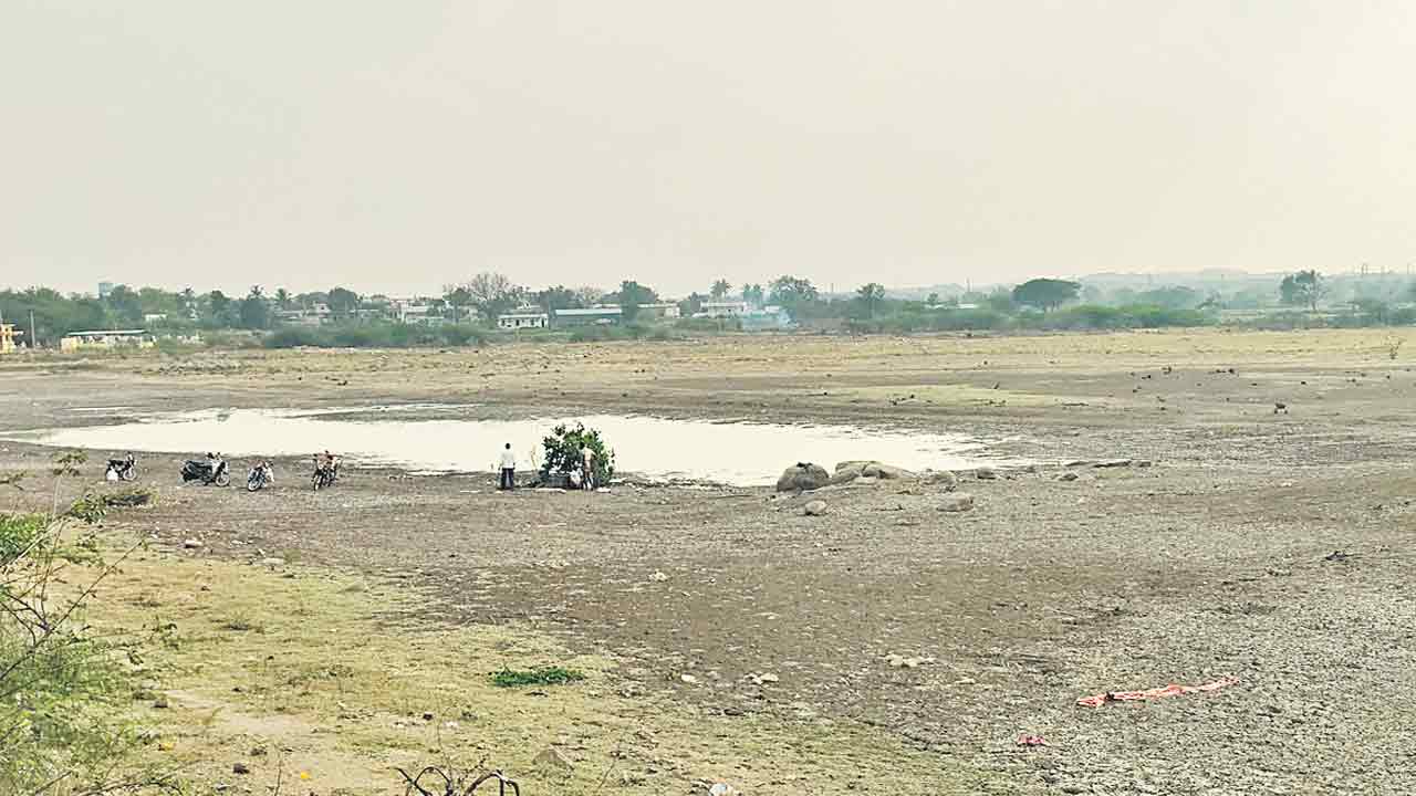 అడుగంటుతున్న భూగర్భ జలాలు.. వట్టిపోతున్న చెరువులు