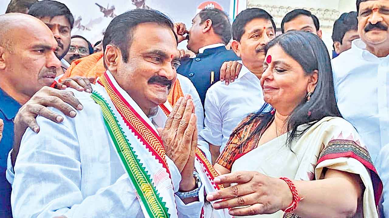 కాంగ్రెస్‌లో చేరిన వికారాబాద్‌ జడ్పీ చైర్‌పర్సన్‌