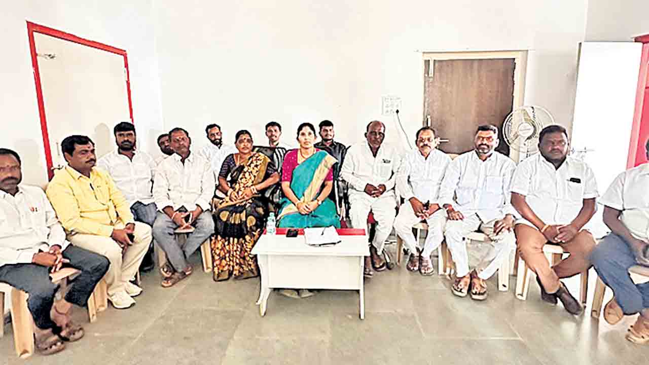 కాంగ్రెస్‌ నేతలు ప్రొటోకాల్‌ పాటించడం లేదు