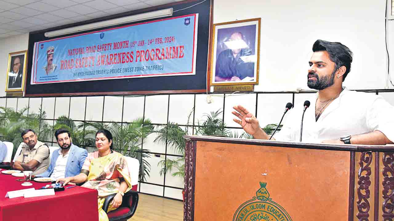 హెల్మెట్‌ ధరించడం వల్లే.. ప్రాణాలతో ఉన్నా