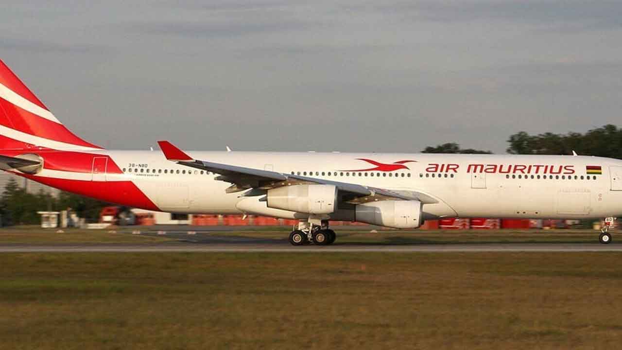 రన్‌వే పైనే విమానం.. ఊపిరాడని చిన్నారులు!