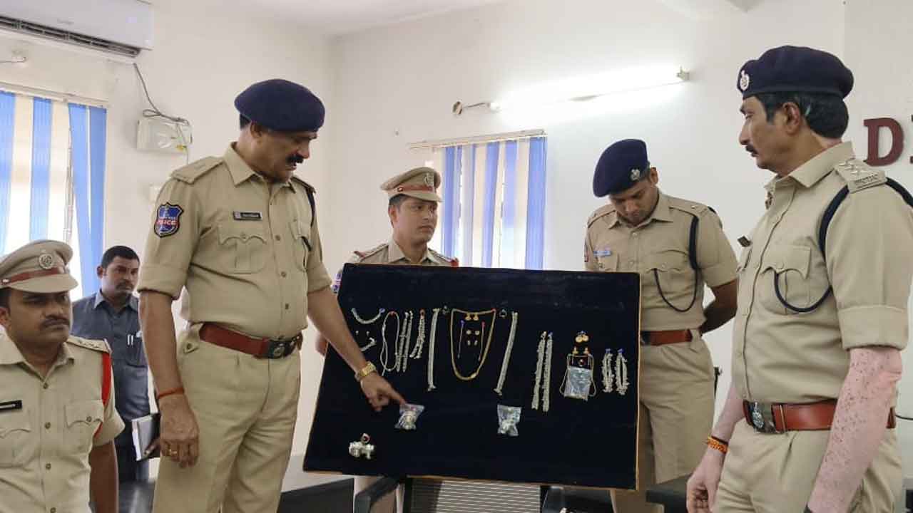 Interstate robbers | మహబూబాబాద్ జిల్లాలో ఇద్దరు అంతారాష్ట్ర దొంగలు అరెస్ట్‌