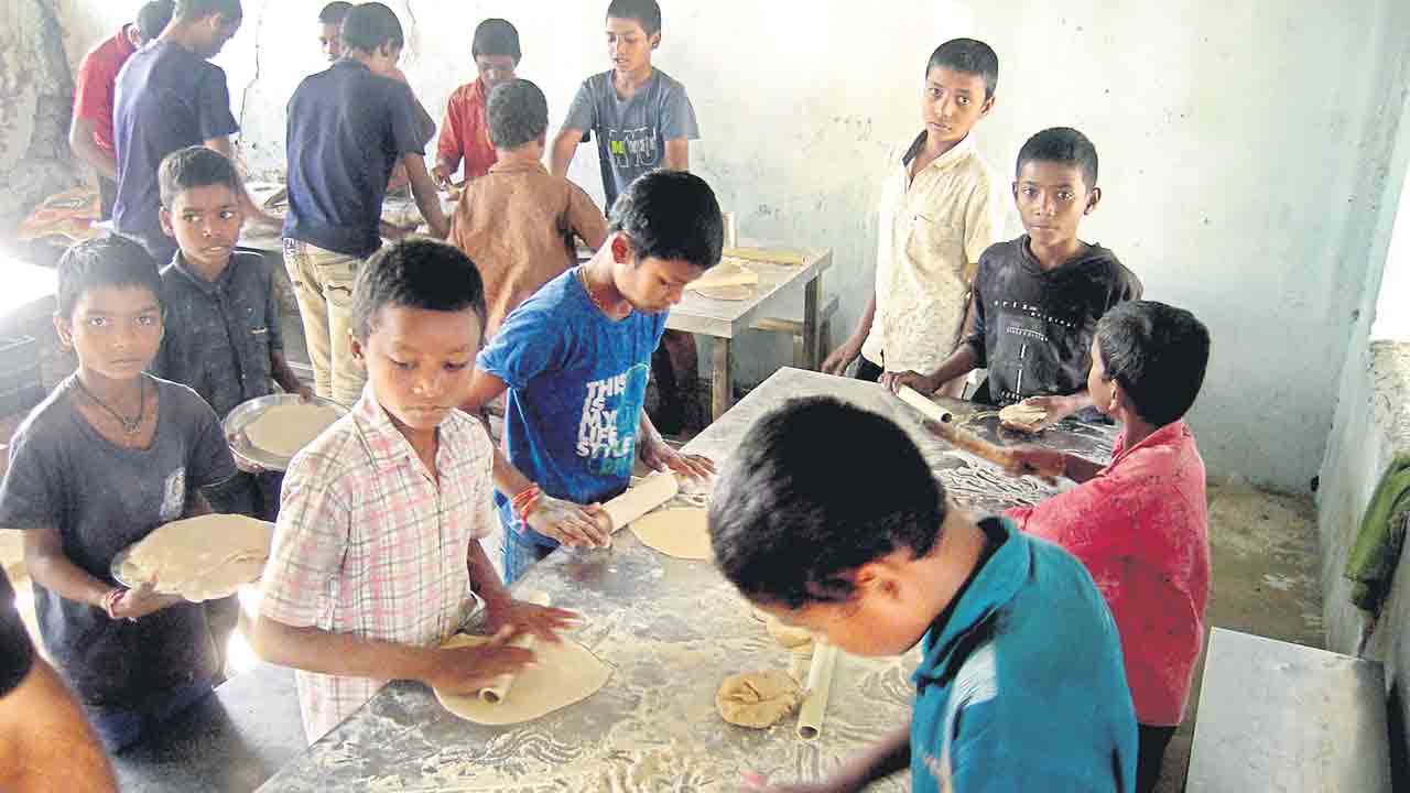 చపాతీలు చేస్తూ..కటిక నేలపై తింటూ..