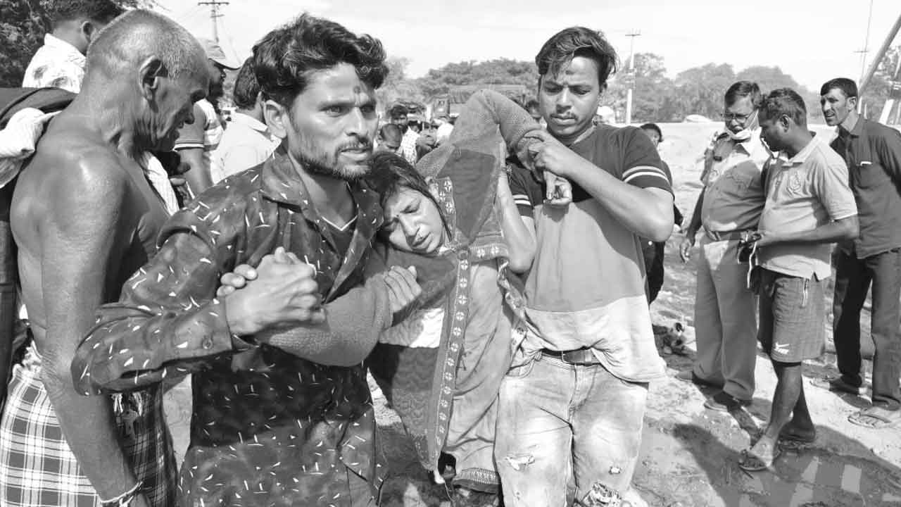 Outo overturns | ఆటో బోల్తా పడి మేడారం భక్తులకు తీవ్ర గాయాలు