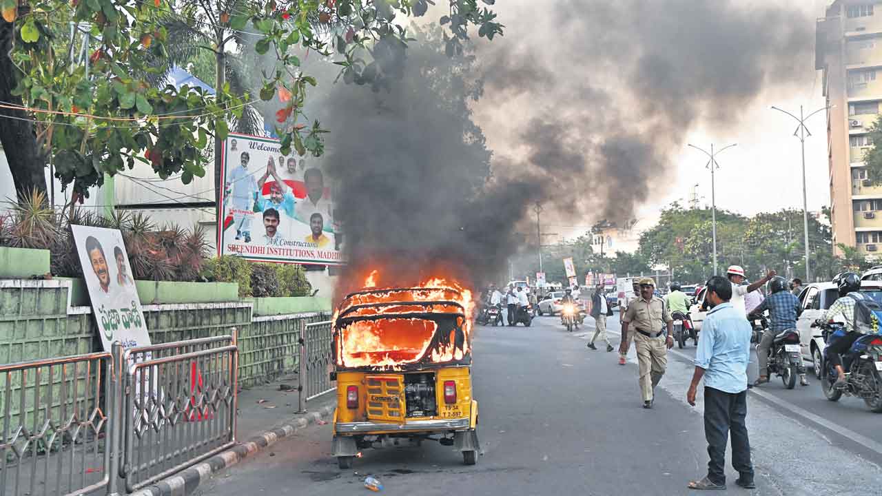 బలిపీఠంపై ఆటోవాలా