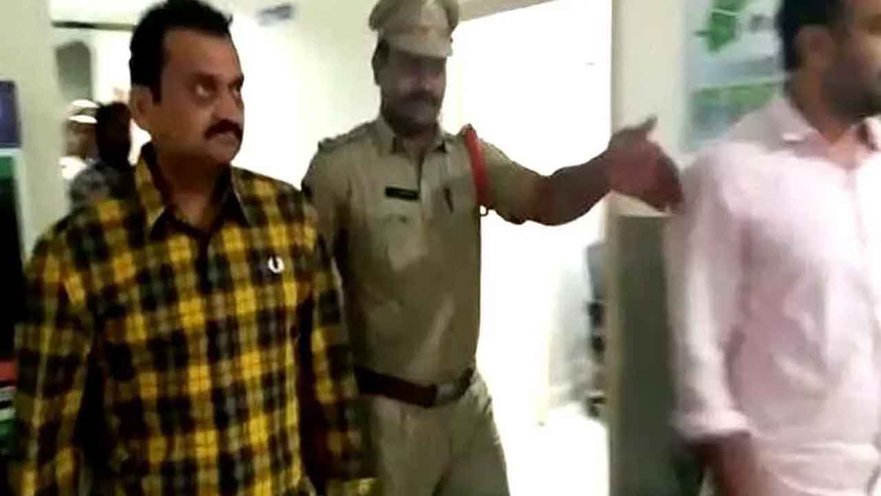 బండ్ల గణేశ్‌కు ఏడాది జైలు