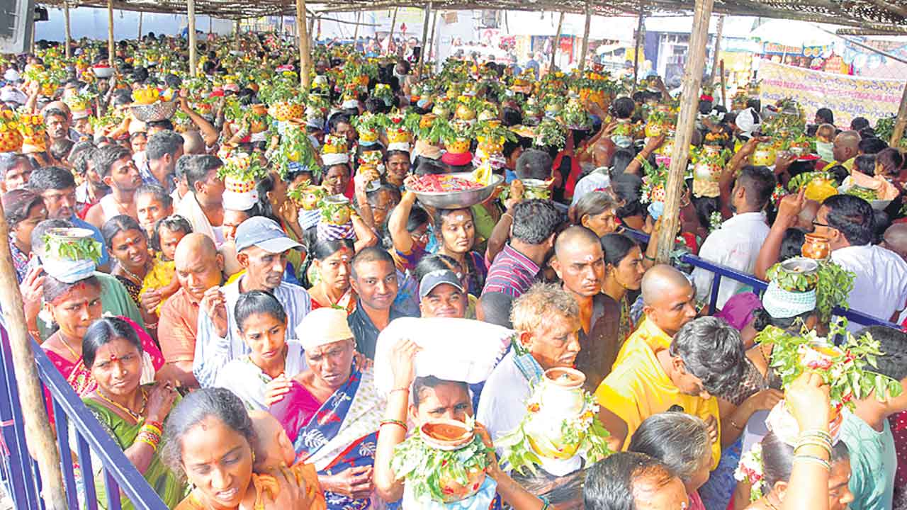 ఘనం.. అమ్మవారి బోనం