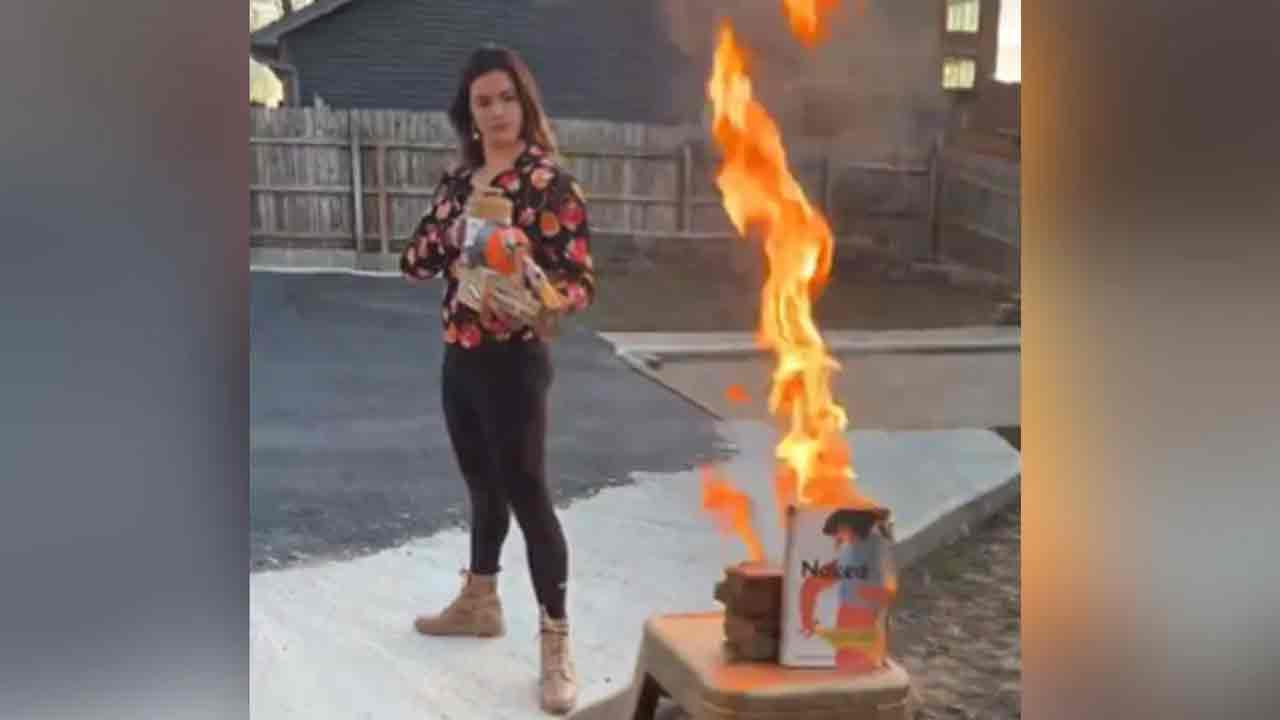 LGBTQ Books: ఓట్ల కోసం స్టంట్‌.. ఎల్‌జీబీటీ పుస్త‌కాల‌ను త‌గ‌ల‌బెట్టిన రిప‌బ్లిక‌న్ నేత‌.. వీడియో