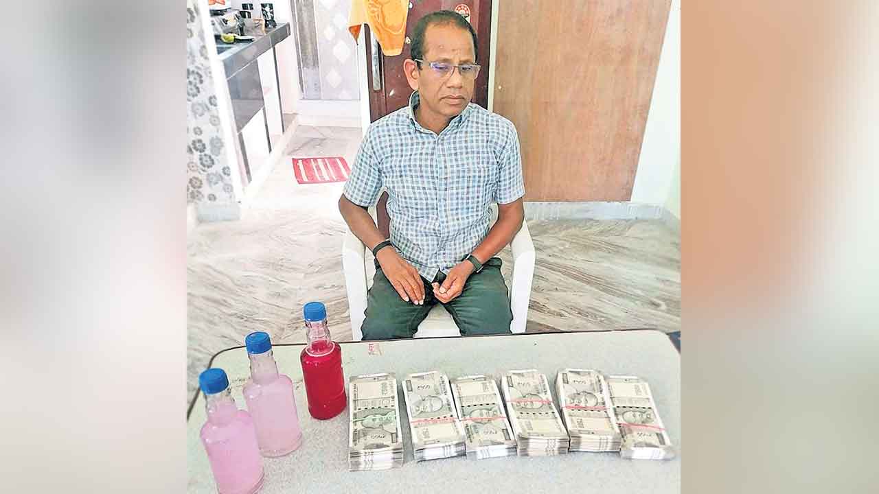 3 లక్షలతో దొరికిన దవాఖాన సూపరింటెండెంట్