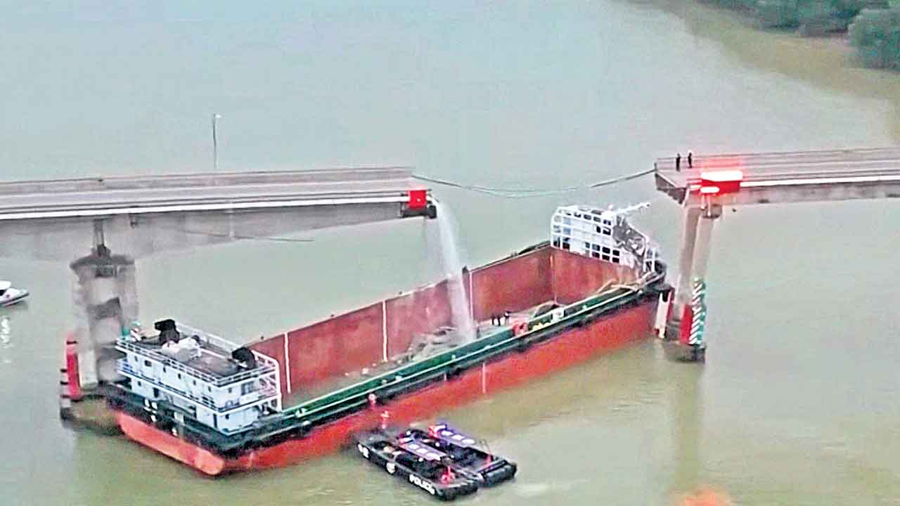 నౌక ఢీకొని ముక్కలైన వంతెన