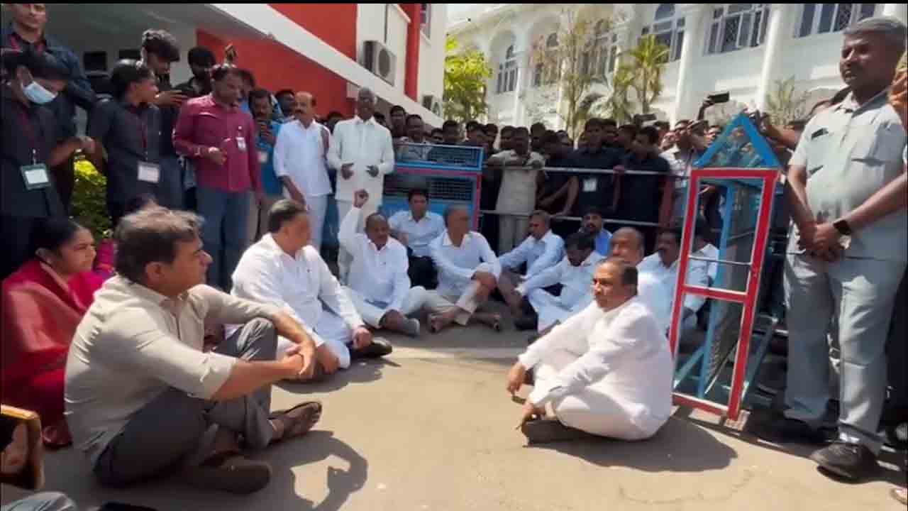 BRS MLAs | అసెంబ్లీ ప్రాంగ‌ణంలో బీఆర్ఎస్ ఎమ్మెల్యేల నిర‌స‌న‌ – Video