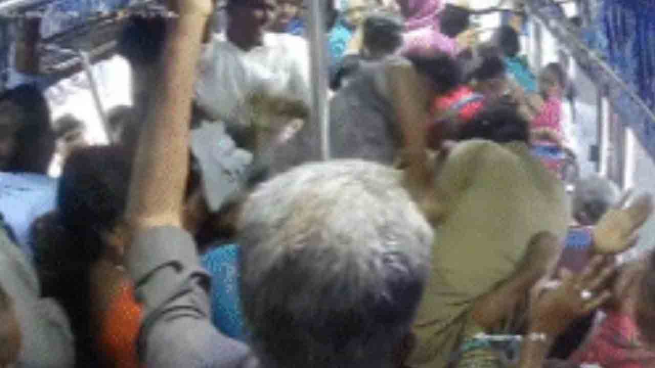 Watch: బస్సు కండక్టర్‌ను దారుణంగా కొట్టిన కొందరు.. వీడియో వైరల్‌