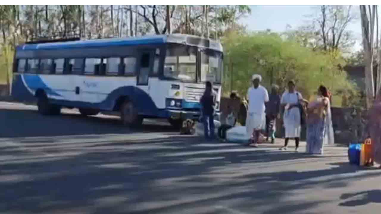 Heart Stroke | బస్సు నడుపుతుండగా డ్రైవర్కు గుండెపోటు.. ఇబ్రహీంపట్నంలో తప్పిన పెను ప్రమాదం