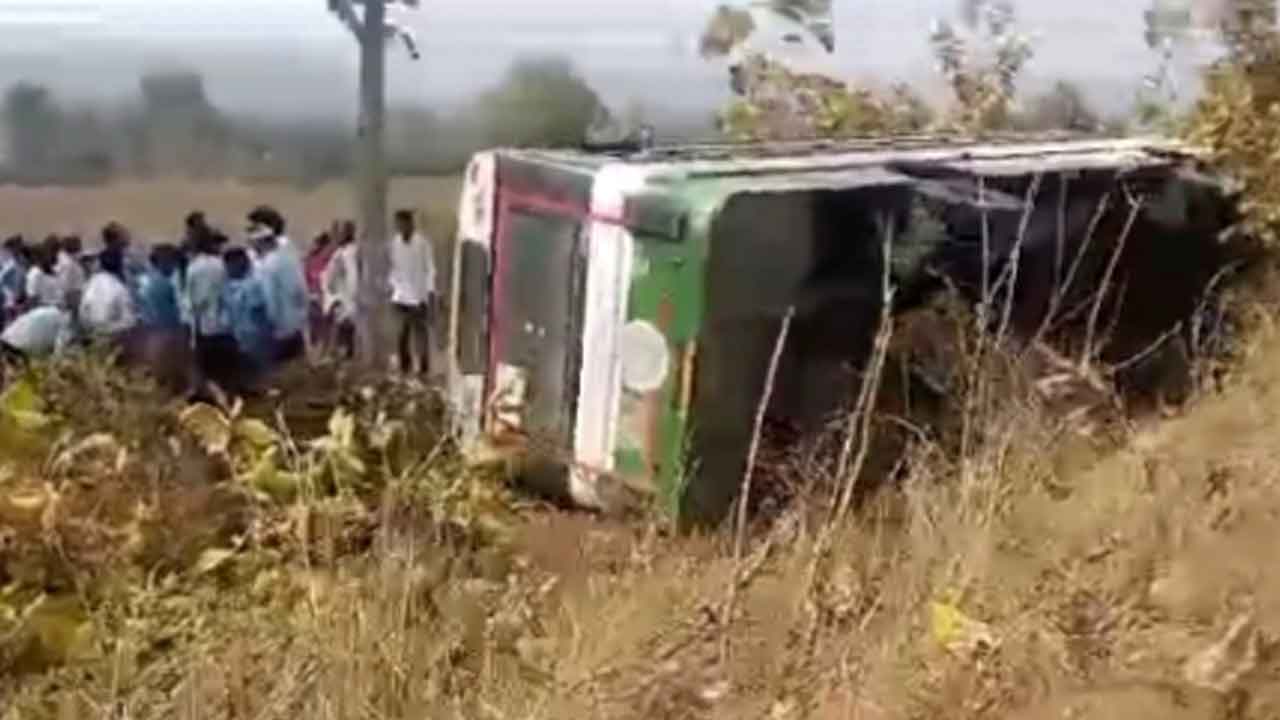 RTC bus | ఆదిలాబాద్‌లో జిల్లాలో ఆర్టీసీ బస్సు బోల్తా.. పలువురికి గాయాలు