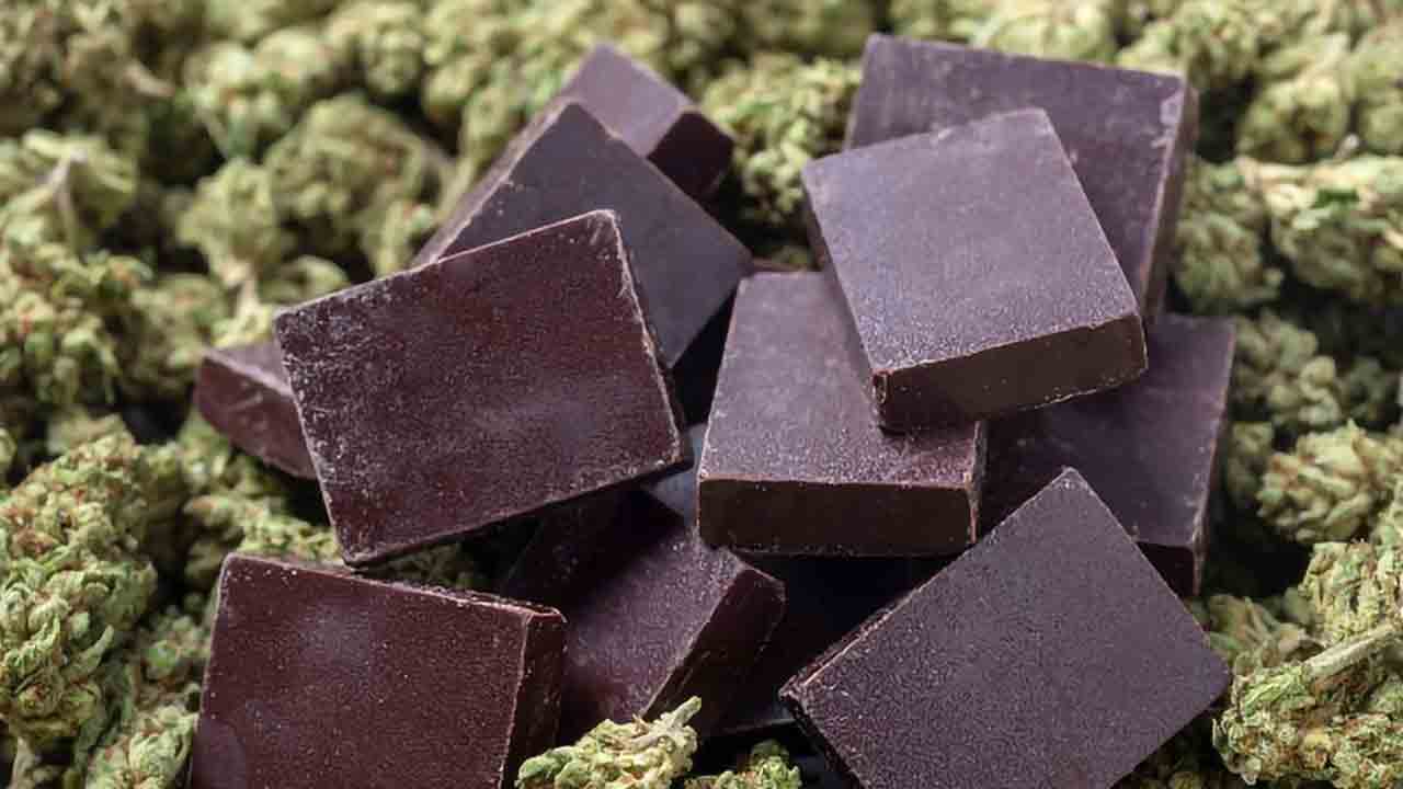 చేర్యాలలో గంజాయి చాక్లెట్ల పట్టివేత