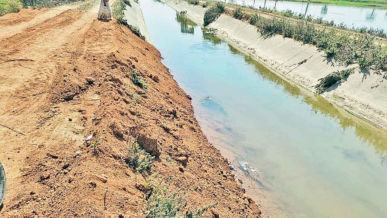 4 ఎల్‌ కెనాల్‌కు గండి
