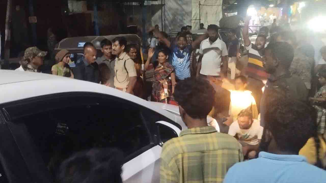 మేడారంలో షాపుల కూల్చివేత