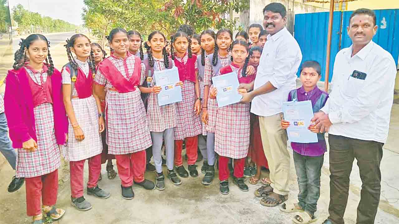 నిరుపేద బాలికలకు చేయూత