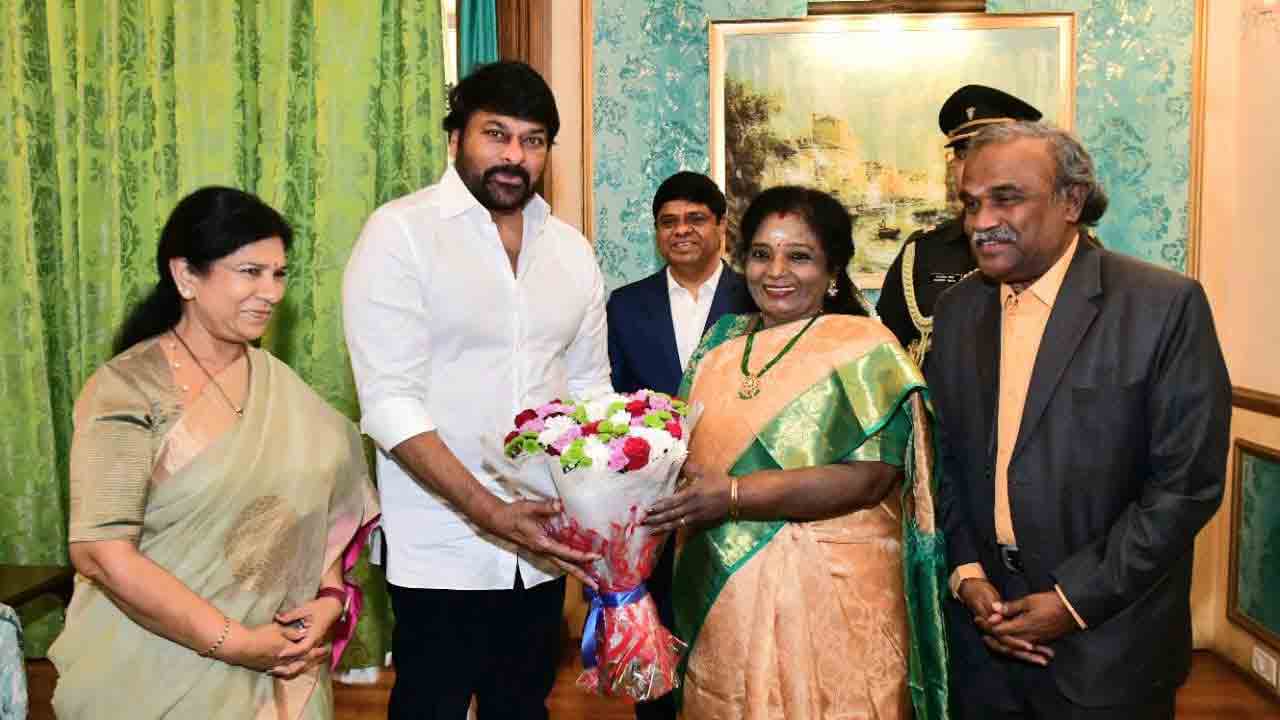 Megastar Chiranjeevi | చిరంజీవిని ఘనంగా సత్కరించిన గవర్నర్ తమిళిసై
