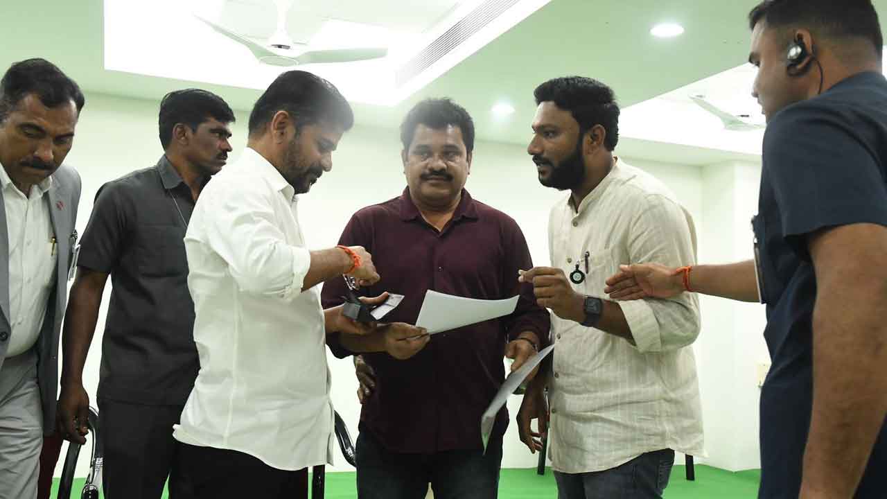 CM Revanth Reddy | సీఎం రేవంత్‌ రెడ్డిని కలిసిన డెక్కన్‌ జర్నలిస్ట్స్‌ హౌసింగ్‌ సొసైటీ సభ్యులు