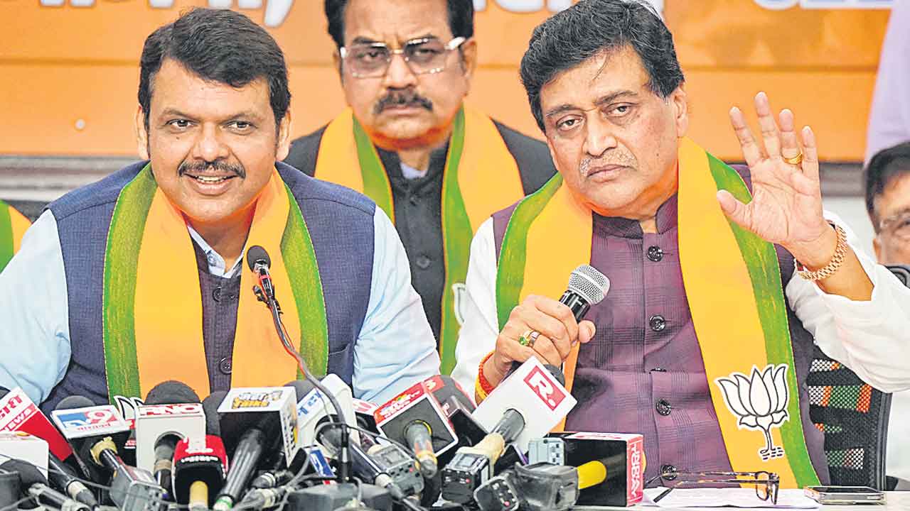 బీజేపీలో చేరిన మాజీ సీఎం చవాన్‌