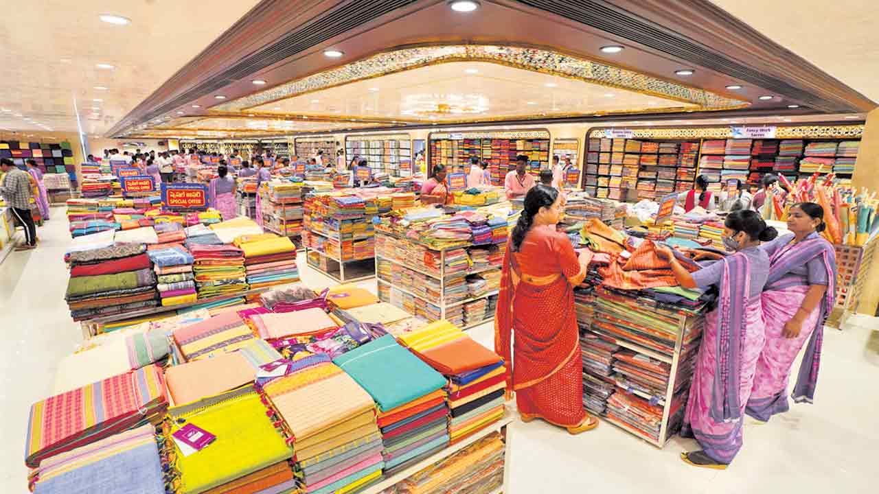 దుస్తులను అందించేదే సీఎంఆర్‌..