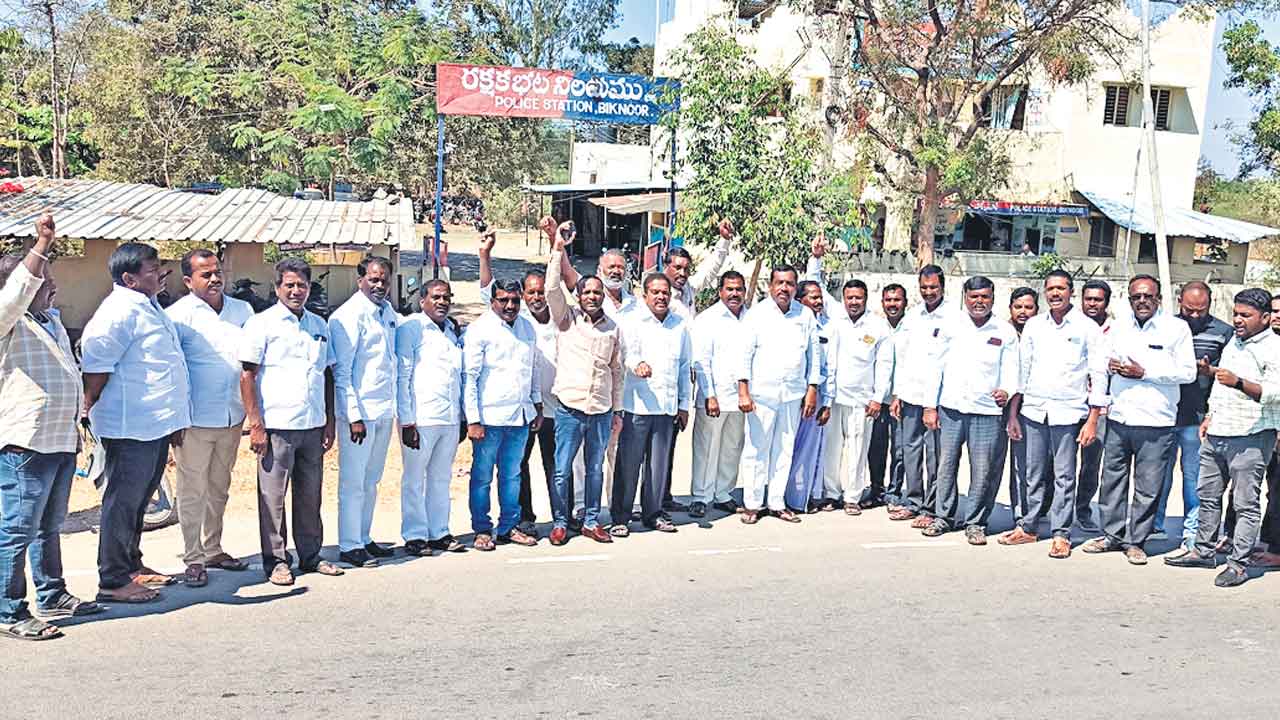 కాంగ్రెస్‌ నాయకుల దౌర్జన్యం