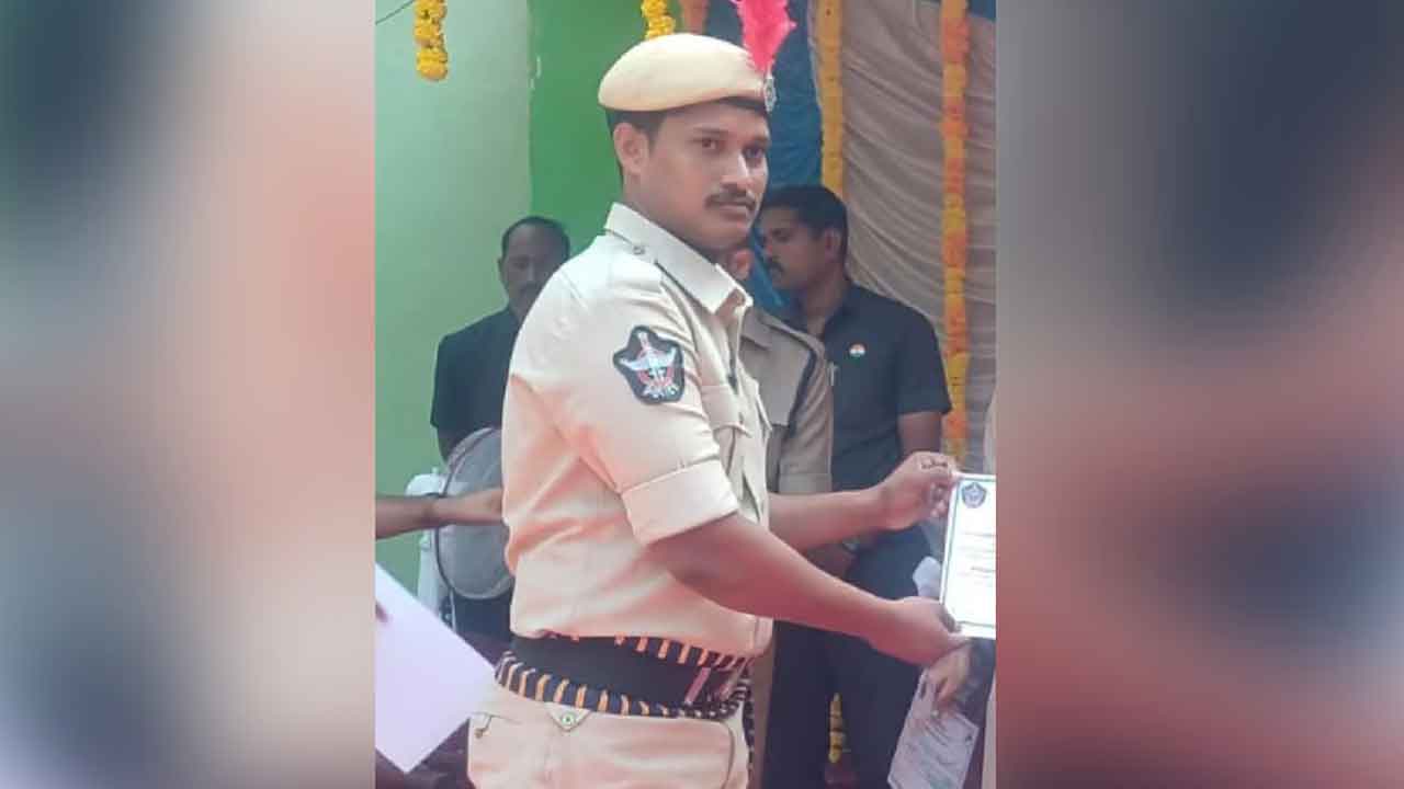 Constable died | ఎర్రచందనం స్మగ్లర్ల దాడిలో కానిస్టేబుల్‌ మృతి.. వాహనంతో ఢీకొట్టి హత్య..!
