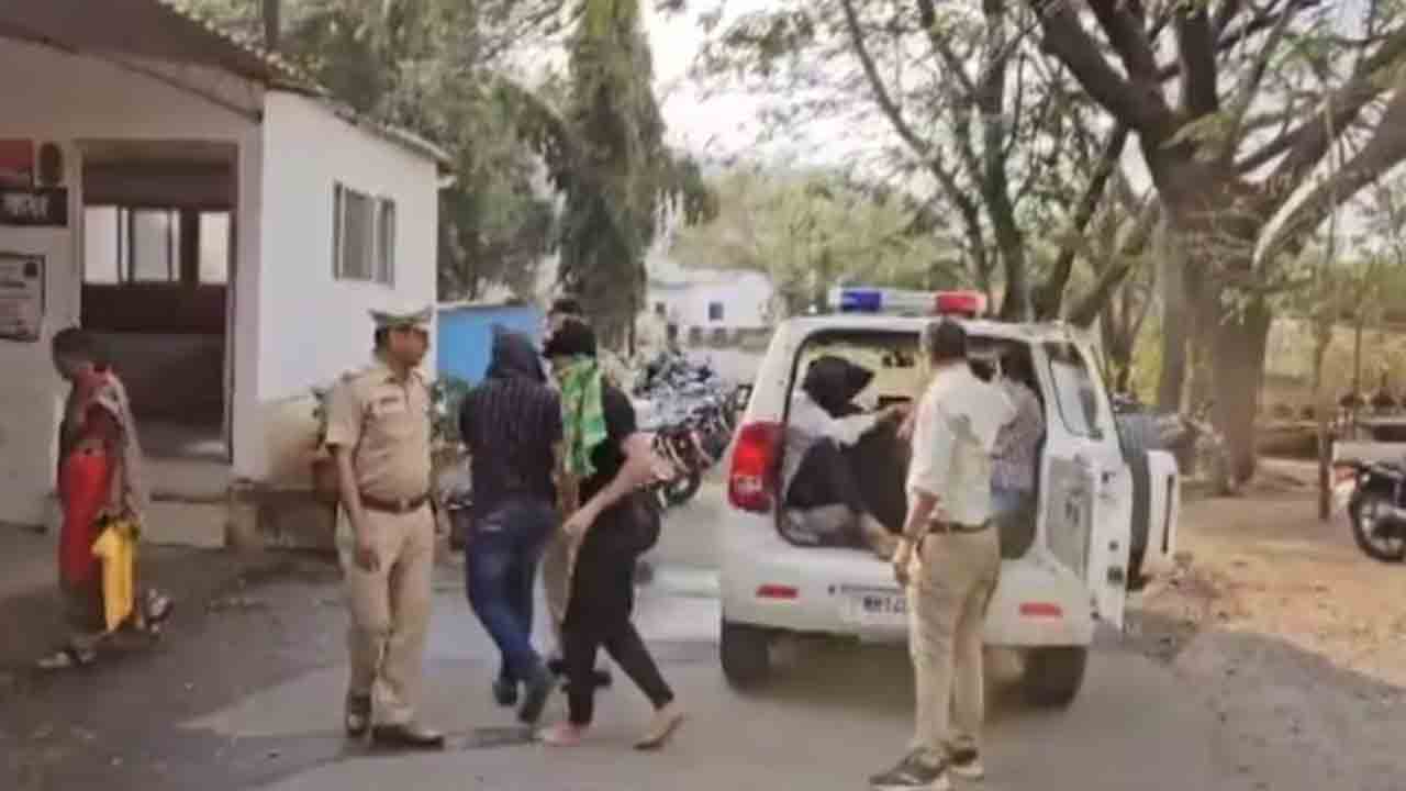 cops extorted student | విద్యార్థి జేబులో డ్రగ్స్ ఉంచిన పోలీసులు.. ఆపై బెదిరించి లక్షల్లో దోపిడీ