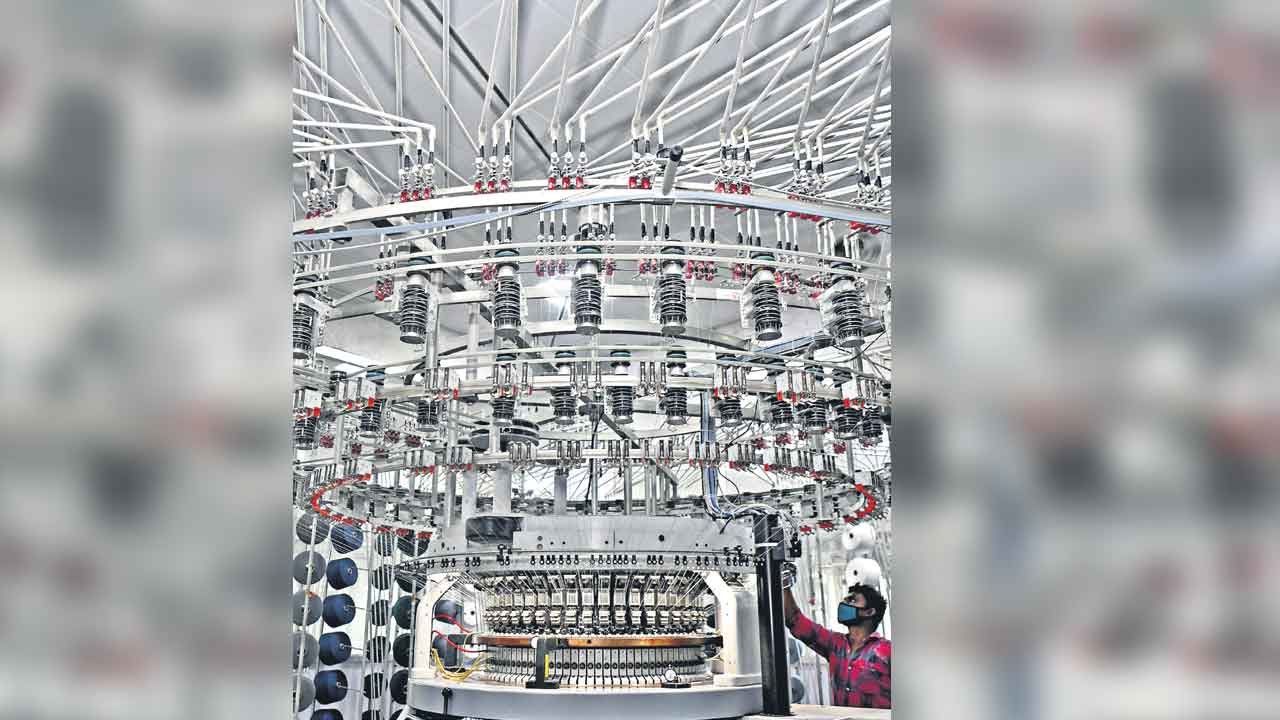 Business News | కునారిల్లిన కీలక రంగాలు.. 14 నెలల కనిష్ఠానికి ఎనిమిది మౌలిక రంగాల వృద్ధి