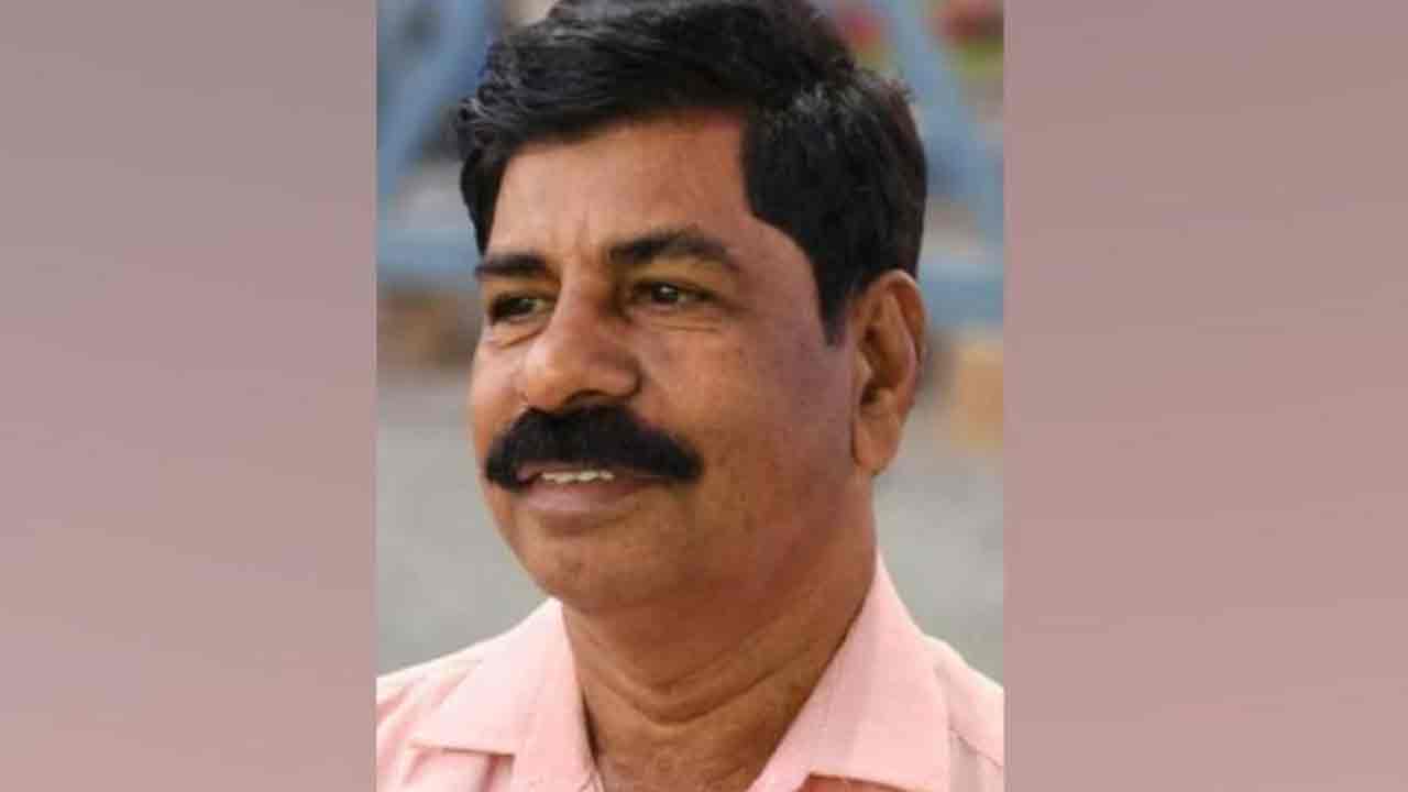 CPM Leader: సీపీఎం నేతను న‌రికి చంపి.. పోలీసుల‌కు లొంగిపోయిన నిందితుడు