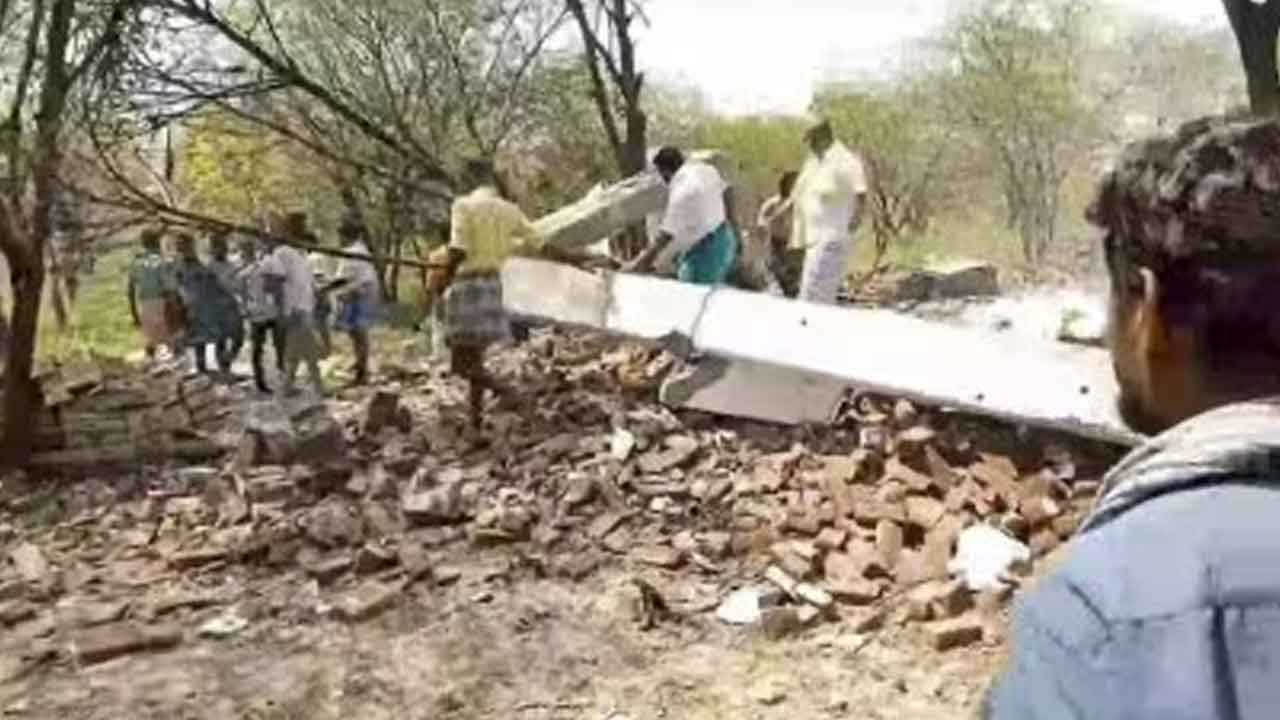 బాణసంచా ఫ్యాక్టరీలో భారీ పేలుడు