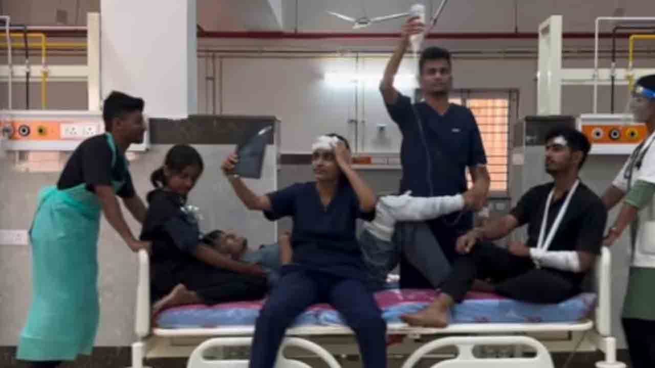 Karnataka Junior Doctors | ప్రభుత్వ ఆసుపత్రిలో జూనియర్‌ డాక్టర్ల రీల్స్‌.. 38 మందిపై చర్యలు