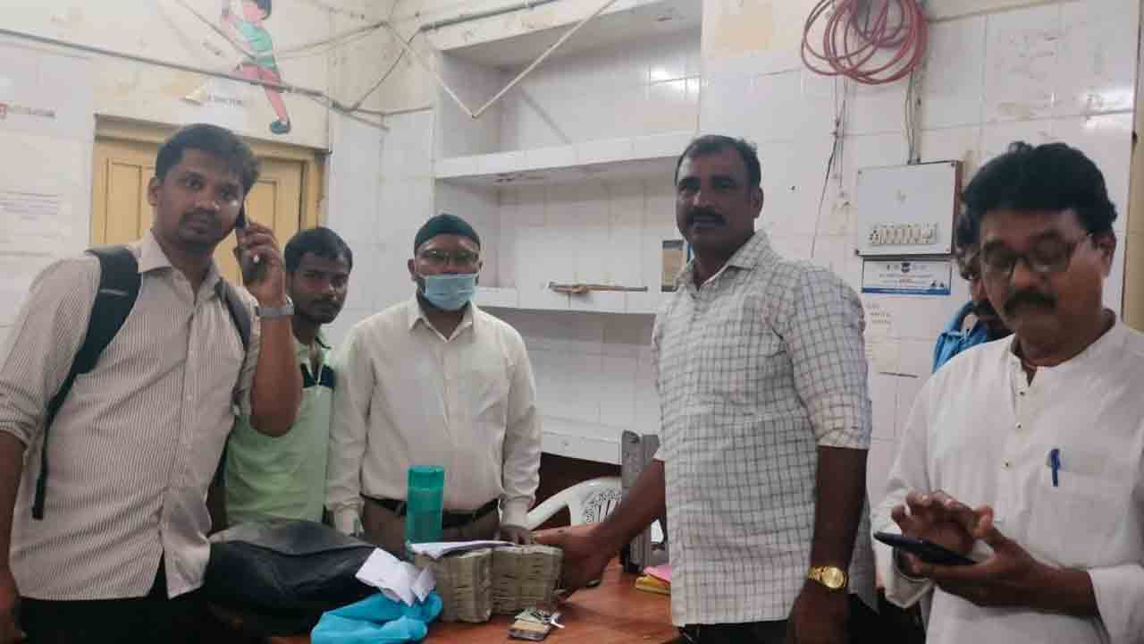 నిజాయితీ చాటుకున్న అంబులెన్స్‌ సిబ్బంది