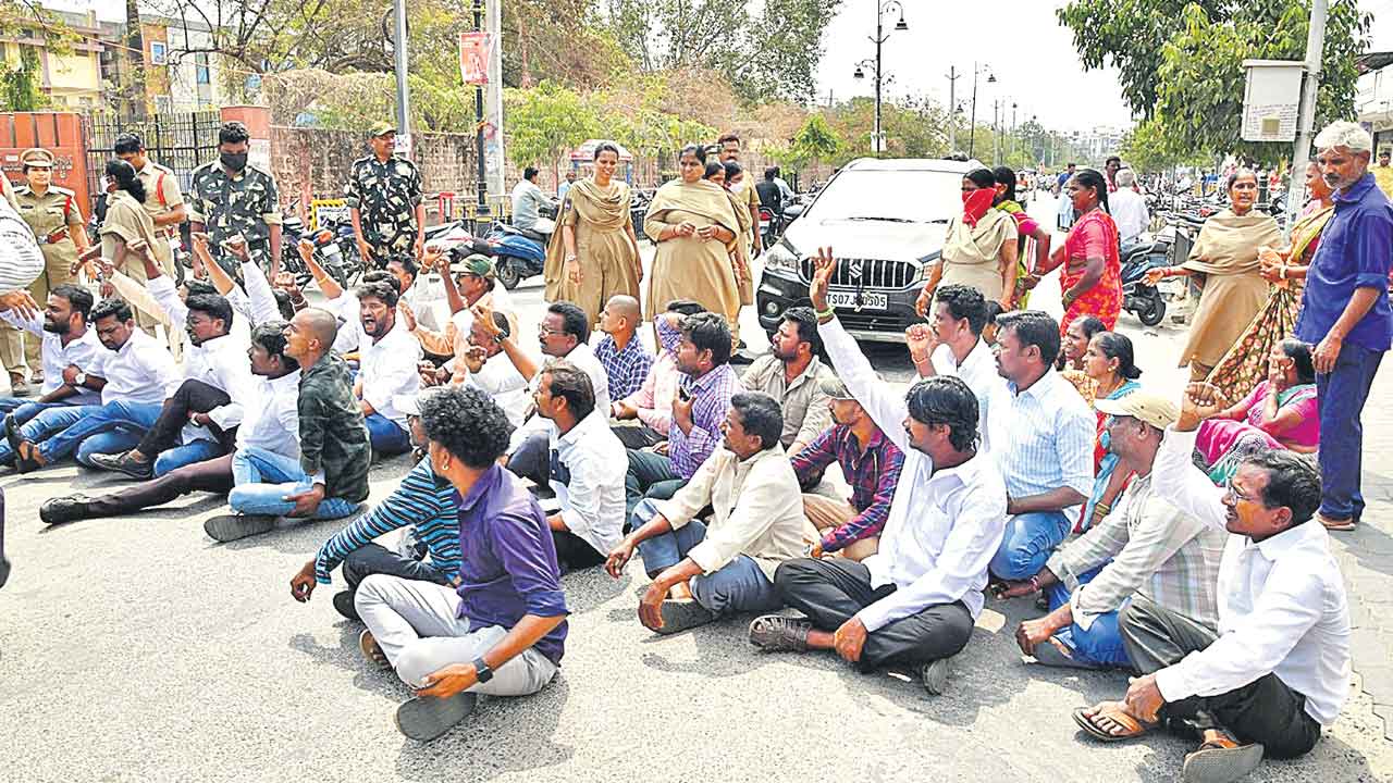 దళితబంధు లబ్ధిదారులపై పోలీసు జులుం