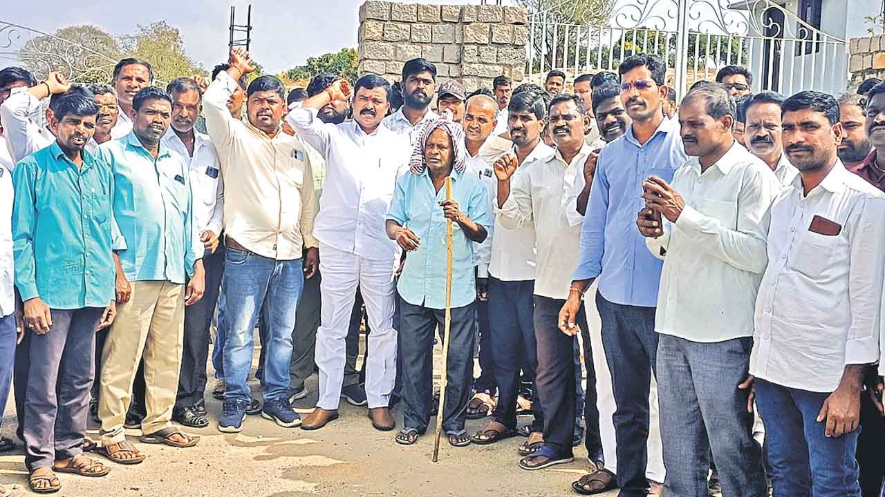 ముత్తిరెడ్డి ఫాంహౌస్‌ ఎదుట దళితుల నిరసన
