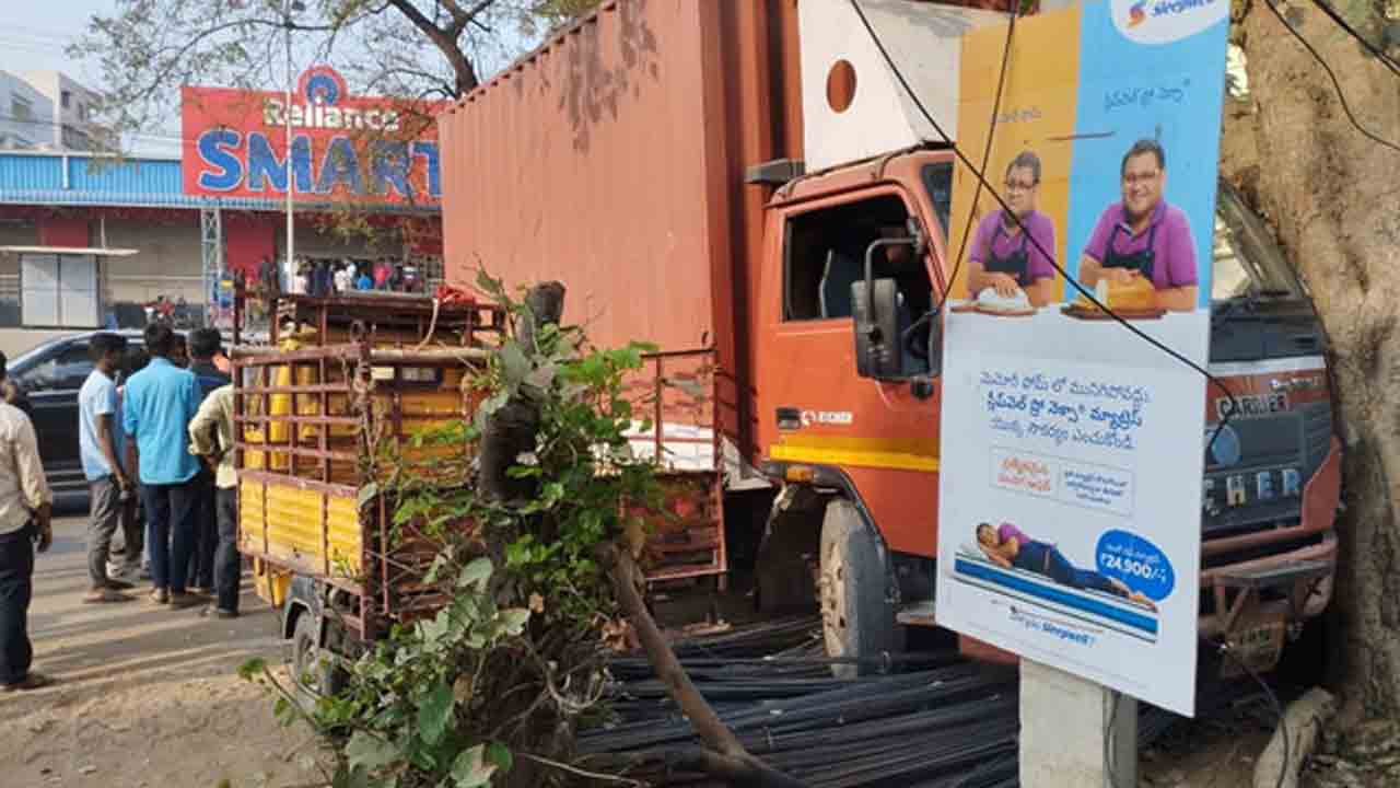 Hyderabad | అల్వాల్‌లో డీసీఎం వ్యాన్ బీభ‌త్సం.. బాలుడు మృతి