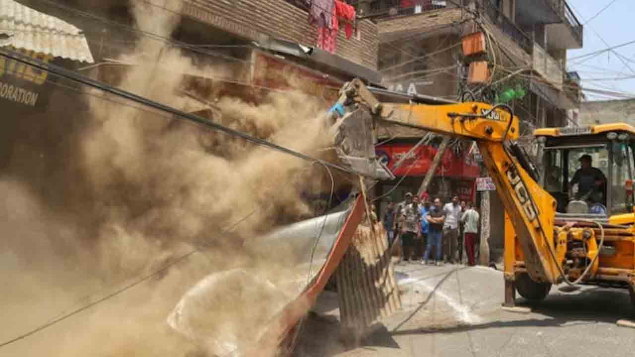 house demolish | ఇళ్ల కూల్చివేత ఫ్యాషన్గా మారిందని హైకోర్టు ఆగ్రహం.. ఒక మహిళకు నష్ట పరిహారం   ఇవ్వాలని ఆదేశం